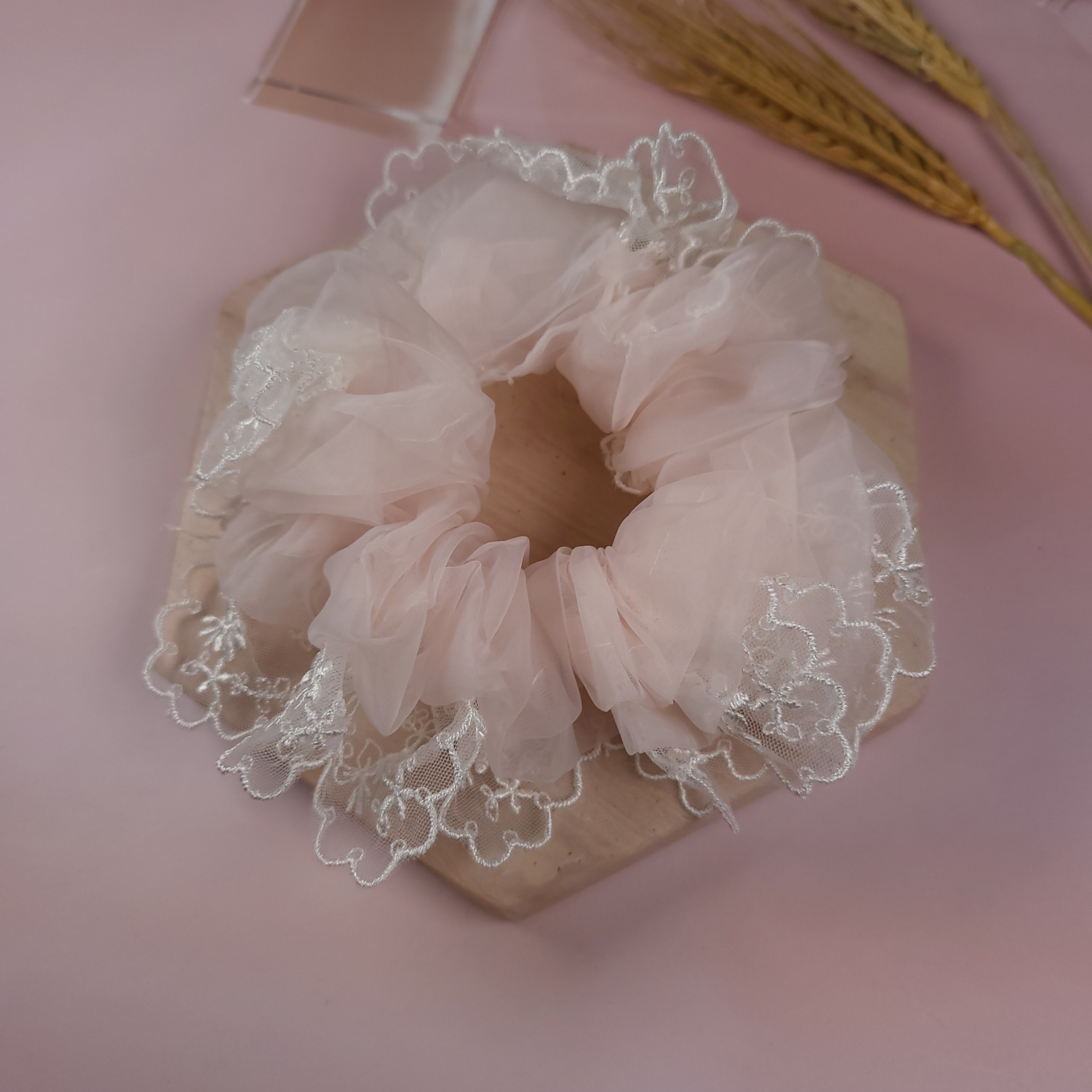 Chic Lace Scrunchie Pink 