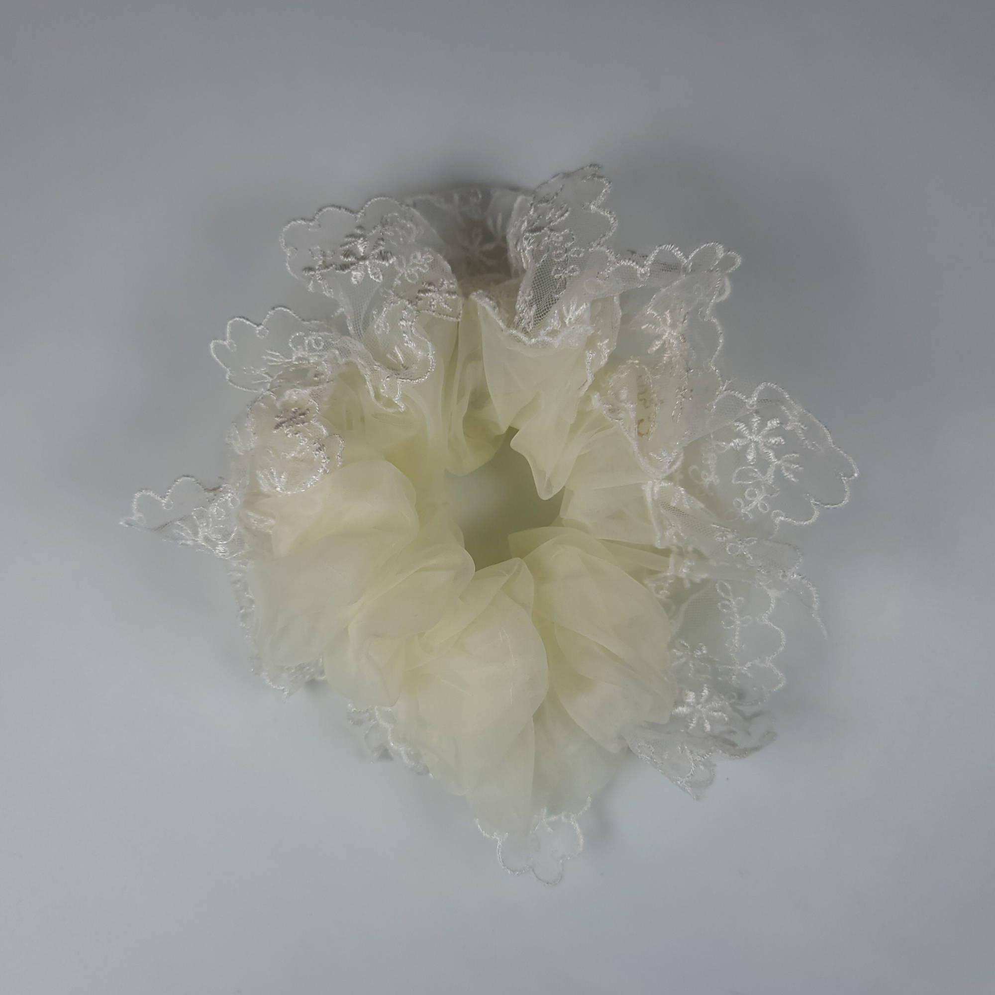 Chic Lace Scrunchie White