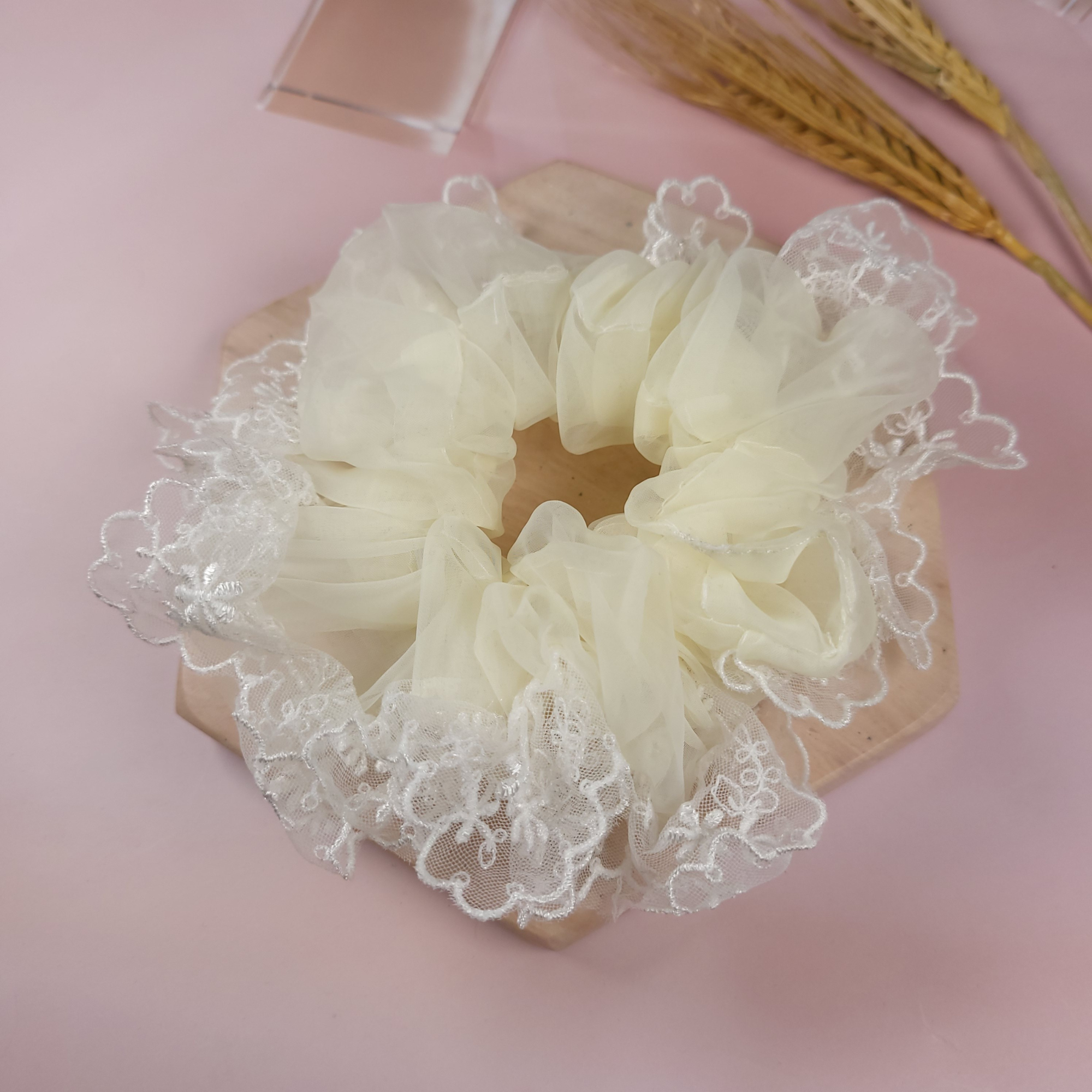 Chic Lace Scrunchie White