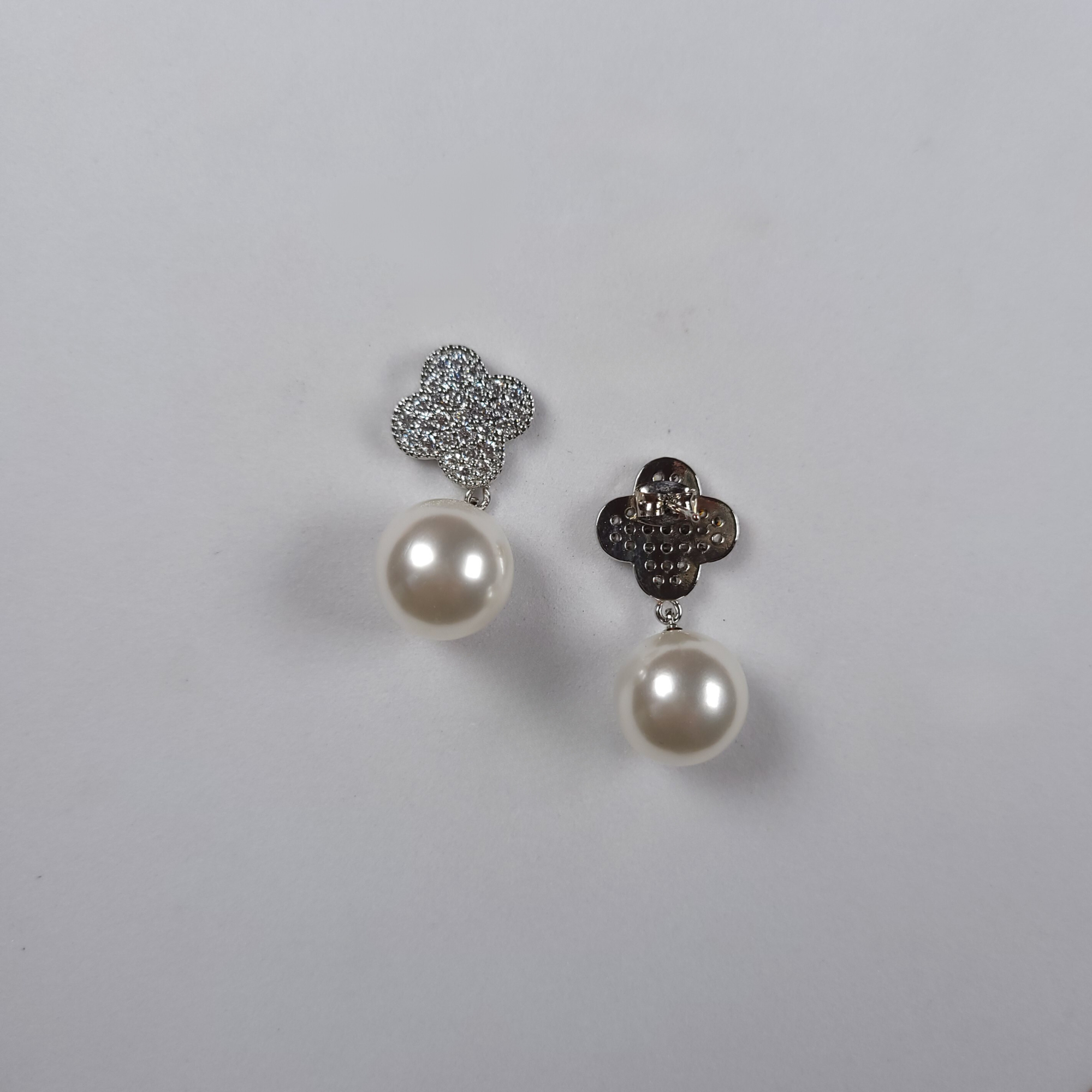 Mini Clove Pearl Classic Earrings 