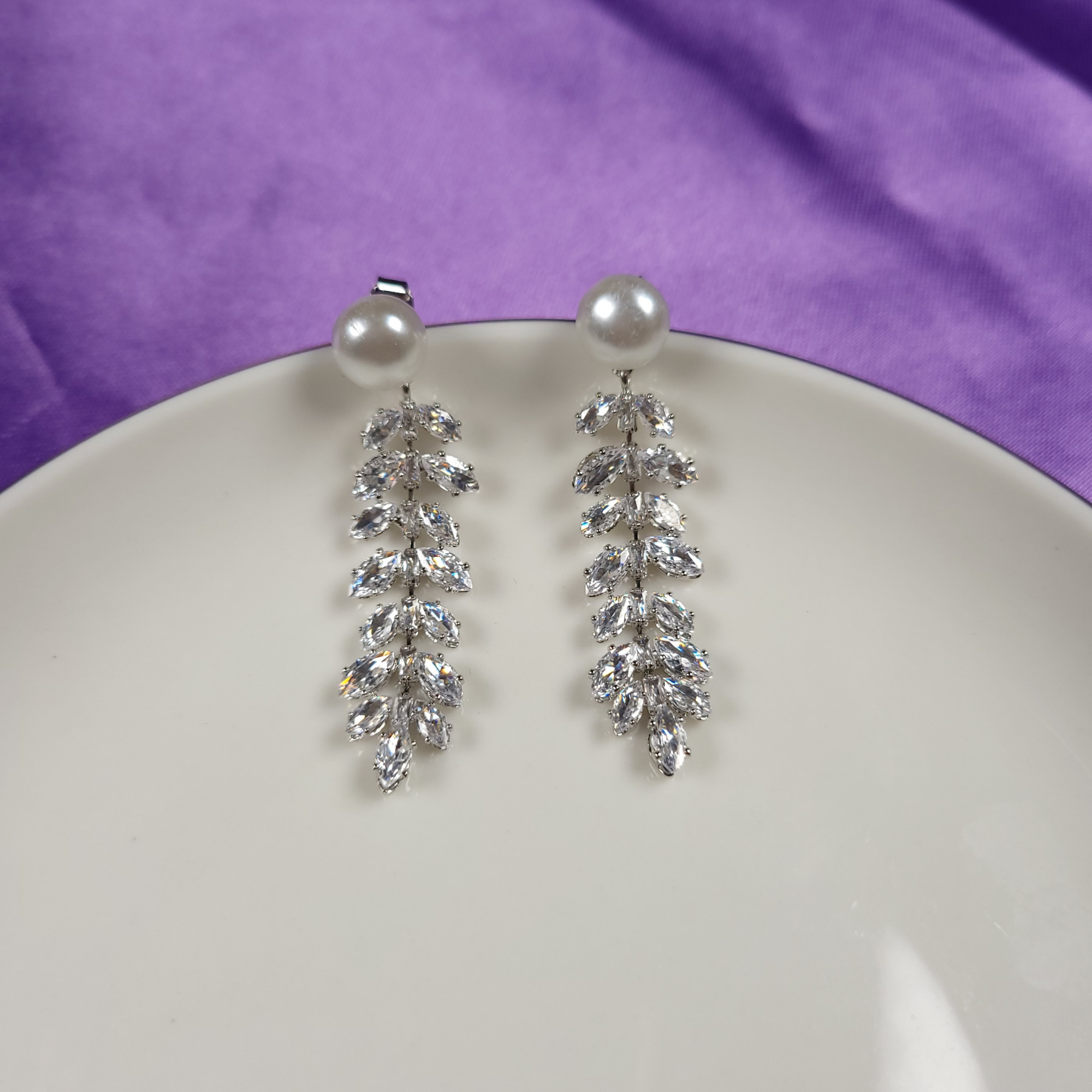 Pearls Of Korea Crystal Leaf Classic Earring