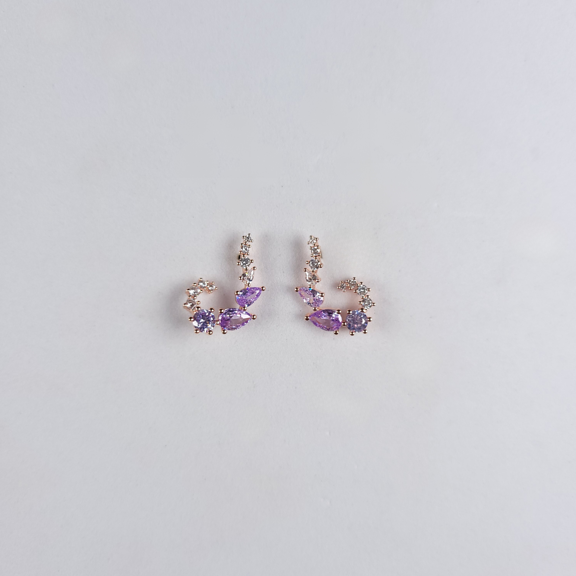 Pearls Of Korea Lucid Curl Classic Earrings