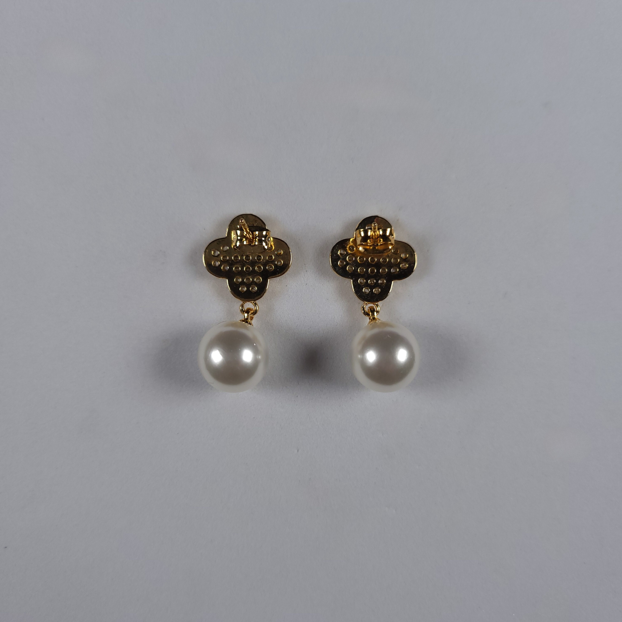 Pearls Of Korea Mini Clove Pearl Classic Earrings