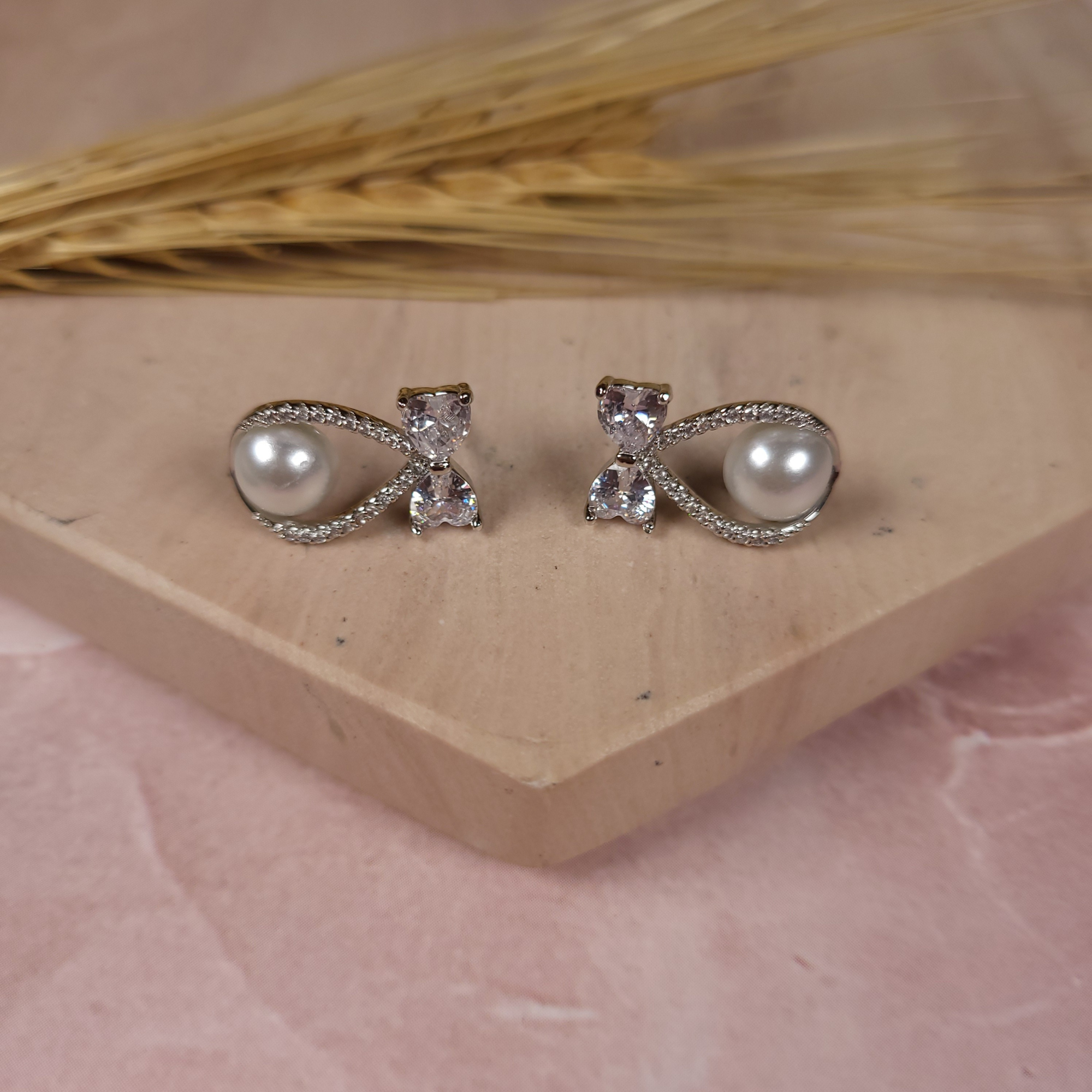 Pearls Of Korea Bow Loop Classic Earring